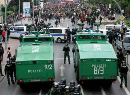 Policías antidisturbios alemanes se interponen ante manifestantes contra el G-8 ayer en Rostock.