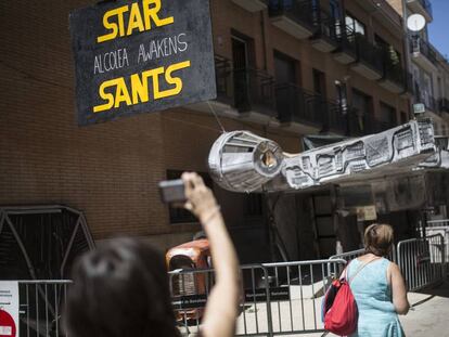 El carrer d'Alcolea de Baix, a Sants, decorat amb el tema de la pel·lícula 'Star Wars'.