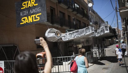 La calle Alcolea de Baix, en Sants, decorada con el tema de la película 'Star Wars'.