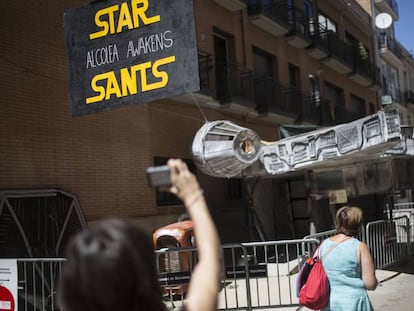 La calle Alcolea de Baix, en Sants, decorada con el tema de la película 'Star Wars'.