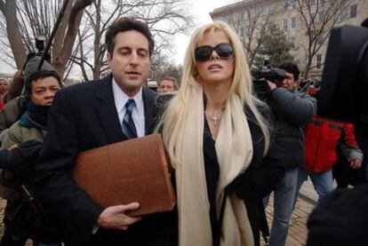 Anna Nicole Smith y su abogado.
