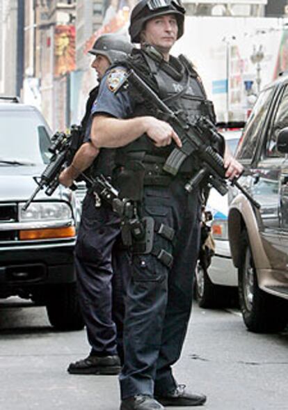 Dos policías de Nueva York vigilan Times Square.
