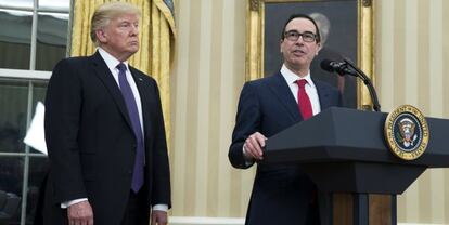  El presidente de EE.UU. Donald J. Trump (i), escucha al nuevo secretario del Tesoro Steven Mnuchin (d) durante la toma de juramento de Mnuchin hoy, lunes 13 de febrero de 2017, en la Oficina Oval de la Casa Blanca en Washington (EE.UU.). 