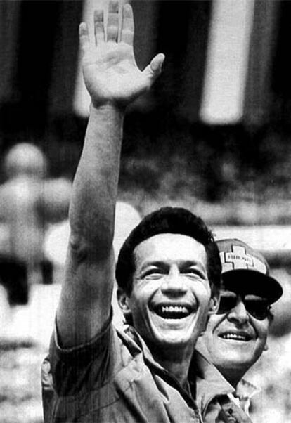 A la izquierda, Roberto d'Aubuisson, promotor de los <i>escuadrones de la muerte</i> de El Salvador, en un acto
político en 1984 como candidato a la presidencia de la República.