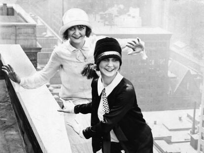 Dos mujeres bailan charlestón en la terraza del hotel Sherman, en Chicago, en 1926.