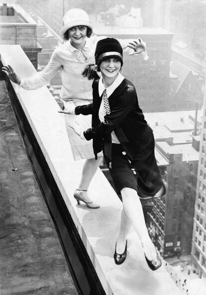 Dos mujeres bailan charlestón en la terraza del hotel Sherman, en Chicago, en 1926.