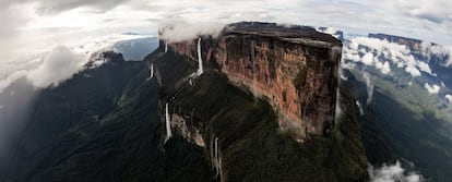 Rodolfo Gerstl ha sido durante muchos años guía especializado en el parque nacional de Canaima, donde se encuentra el Salto Ángel. Entre otras actividades, ha sobrevolado la cascada en helicóptero con los visitantes.