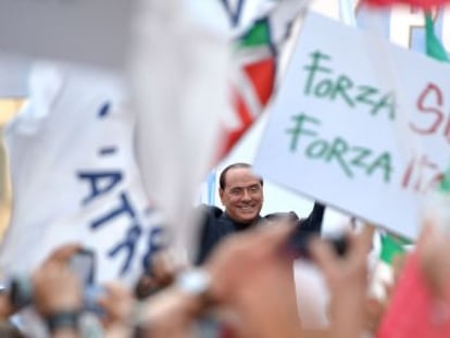Silvio Berlusconi participa en una manifestaci&oacute;n de apoyo organizada en la puerta de su residencia por el Partido de la Libertad 
