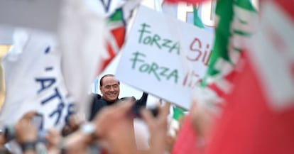 Silvio Berlusconi participa en una manifestaci&oacute;n de apoyo organizada en la puerta de su residencia por el Partido de la Libertad 