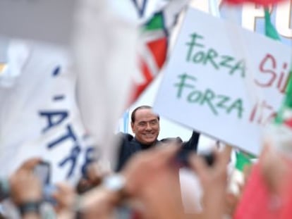 Silvio Berlusconi participa en una manifestaci&oacute;n de apoyo organizada en la puerta de su residencia por el Partido de la Libertad 