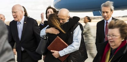 Fotograf&iacute;a cedida por la Fuerza A&eacute;rea de los Estados Unidos donde se ve al contratista estadounidense Alan Gross abrazar a un familiar que lo esperaba a su regreso despu&eacute;s de cinco a&ntilde;os de cautiverio en Cuba, en la Base A&eacute;rea Andrews en Maryland (EE UU)