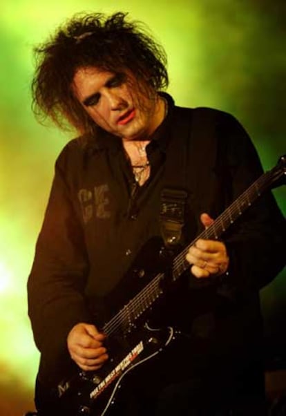 Robert Smith, líder de The Cure, durante su actuación en la madrugada del sábado.