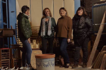 De izquierda a derecha, Pilar Campillejo, Magdalena Corrales, Arancha Camacho y Elena Rueda, de la asociación Tierras de Cerámica, que impulsó la declaración de la cerámica talaverana como patrimonio inmaterial de la humanidad por parte de la Unesco. Están retratadas en los talleres de Artesanía Talaverana. 