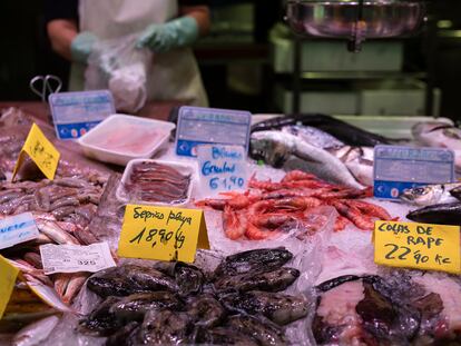 Precios de pescado en una parada del mercado de Sants