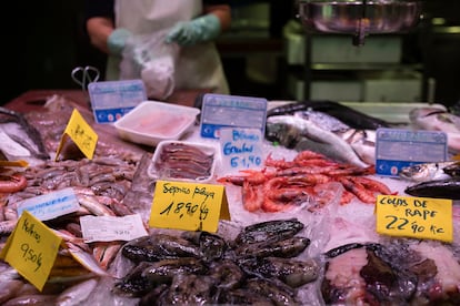 Precios de pescado en una parada del mercado de Sants