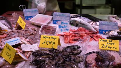Precios de pescado en una parada del mercado de Sants