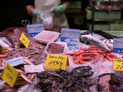 Precios de productos a la venta en una pescadería de Barcelona en agosto.