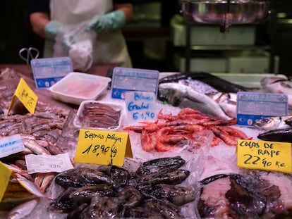 Precios de pescado en una parada del mercado de Sants