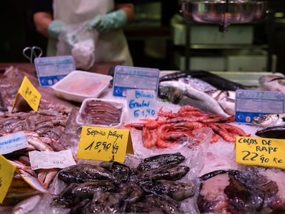 Precios de pescado en una parada del mercado de Sants el pasado 11 de agosto