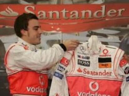 ¿Se volverá a producir esta foto con Ferrari? Fernando Alonso entrega un mono de carrera de McLaren a Emilio Botín en marzo de 2007