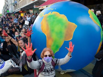 Un grupo de personas se manifiesta en Ginebra el pasado 22 de octubre en un evento organizado por 'Fridays For Future'.