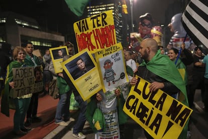 Manifestantes protestan contra el Gobierno brasileño.