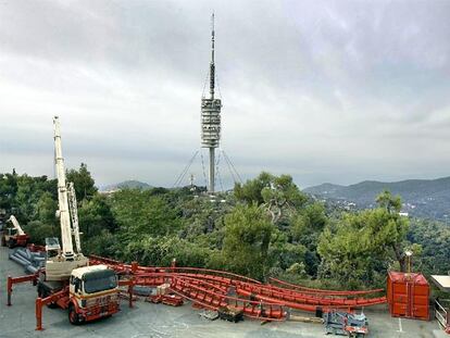 La montaña rusa rechazada por la ciudad se yergue en el Tibidabo