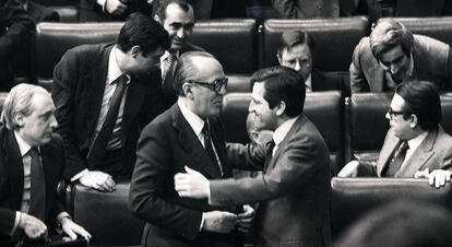 Adolfo Suárez (izquierda), presidente saliente del Gobierno, abraza a Leopoldo Calvo Sotelo, tras su intervención como nuevo presidente del Gobierno en el Congreso de los Diputados.