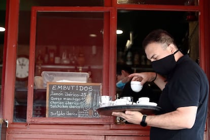 Un camarero trabaja en un bar del centro de Madrid.