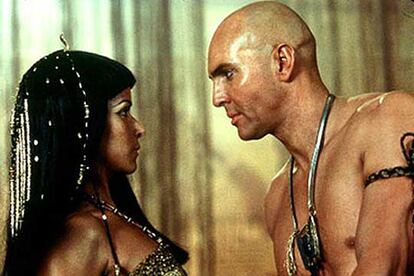 Una escena pasional de <i>The mummy II,</i> con la seductora Anck-su-namun y su amante eterno, Imhotep.