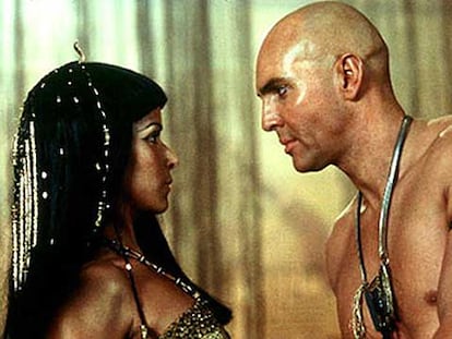 Una escena pasional de <i>The mummy II,</i> con la seductora Anck-su-namun y su amante eterno, Imhotep.