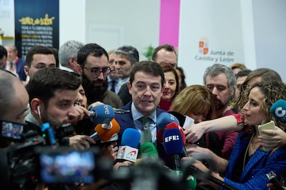 El presidente de la Junta de Castilla y León, Alfonso Fernández Mañueco, atiende a medios durante la tercera jornada de la Feria Internacional de Turismo, Fitur 2023, en IFEMA Madrid, el 20 de enero.