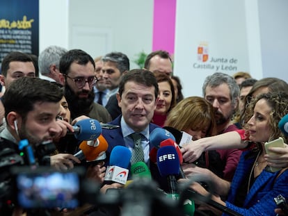 El presidente de la Junta de Castilla y León, Alfonso Fernández Mañueco, atiende a medios durante la tercera jornada de la Feria Internacional de Turismo, Fitur 2023, en IFEMA Madrid, el 20 de enero.