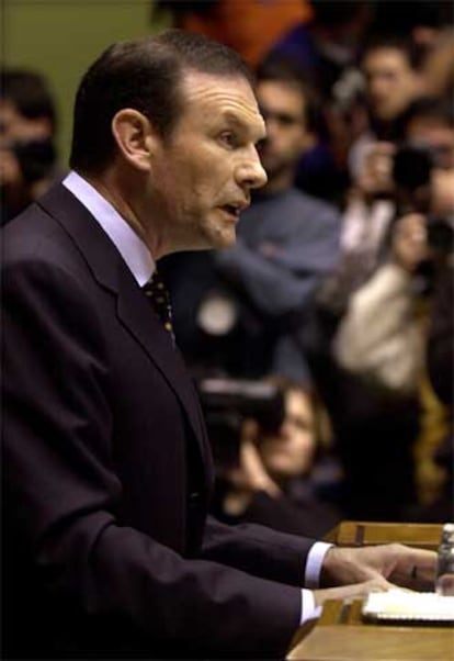 Juan José Ibarretxe, durante su discurso ante el Pleno del Parlamento vasco.