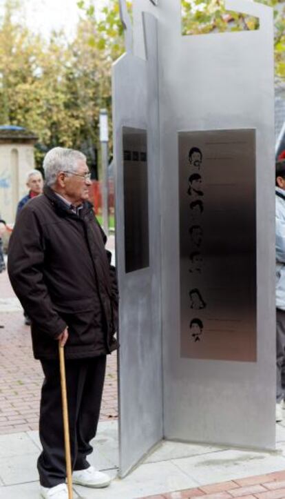Uno de los familiares de las víctimas del 3 de Marzo, durante la inauguración de la escultura en Vitoria.