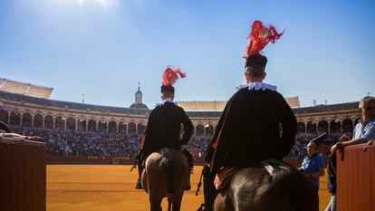 Alguacilillos en la plaza de La Maestranza.