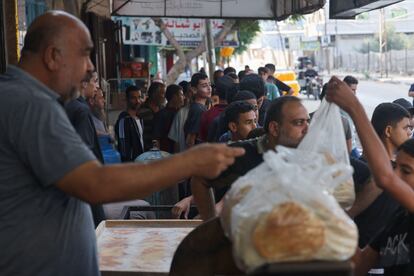 Palestinos hacen cola para comprar pan en una tienda en Rafah, al sur de la franja de Gaza. 