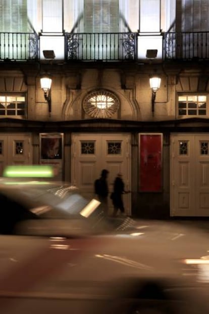 Un taxi pasa frente al Teatro Espa&ntilde;ol.