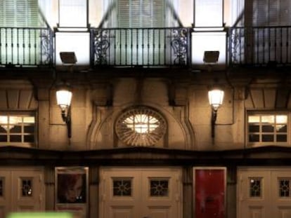 Un taxi pasa frente al Teatro Espa&ntilde;ol.