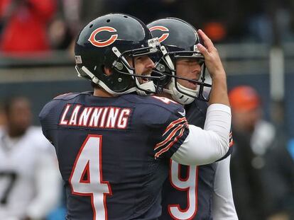 Spencer Lanning abraza a Robbie Gould.