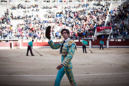 El novillero Carlos Ochoa da la vuelta al ruedo tras la muerte de su primer toro.