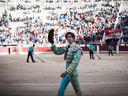 El novillero Carlos Ochoa da la vuelta al ruedo tras la muerte de su primer toro.