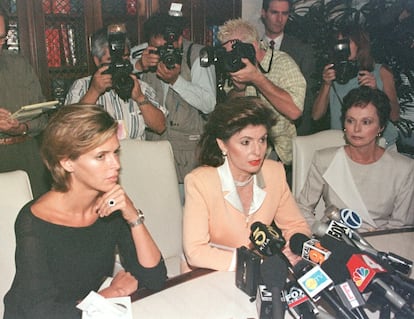 LOA07:FISHER:LOS ANGELES.CALIFORNIA.14AUG97 - American model Kelly Fisher (L), who claims to have been engaged to businessman Dodi Fayed and publicly wore his ring, appears at a news conference with her attorney Gloria Allred (C) and Fisher's mother, Judith Dunaway, August 14 in Los Angeles. Allred filed a lawsuit against Fayed August 14 in Los Angeles Superior Court on behalf of Kelly Fisher, claiming breach of promise after Fayed was linked in the media to Britain's Princess Diana. fsp/Photo by Fred Prouser  REUTERS