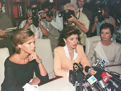 De izquierda a derecha, Kelly Fisher, su abogada Gloria Allred, y su madre durante una rueda de prensa el 14 de agosto de 1997, en Los Ángeles (EE UU).