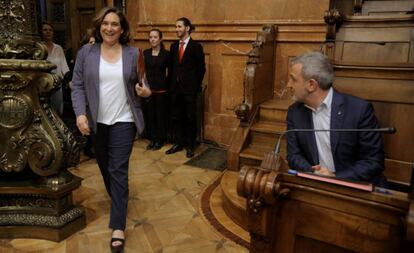 Colau entra a la última sesión del pleno del Ayuntamiento ante la mirada de Collboni.