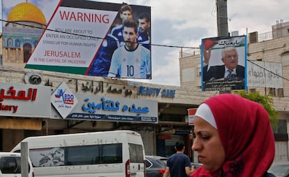 Un cartel en Hebrón con la foto de Messi explica que Jerusalén es la capital de Palestina y asegura que se trata de territorios ocupados.