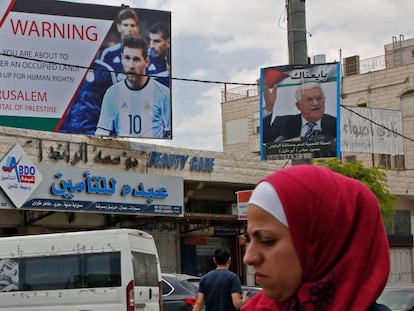 Cartaz em Hebron com a foto de Messi explica que Jerusalém é a capital da Palestina e afirma que são territórios ocupados.