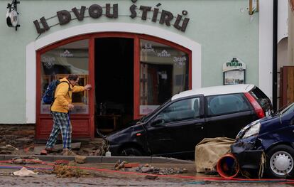 Un hombre camina por una calle afectada por las fuertes lluvias caídas en Jesenik (República Checa), este lunes. 