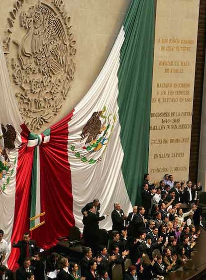 Diputados del partido en el Gobierno gritan desde la presidencia del Congreso mientras miembros de la oposición intentan evitar la entrada en la cámara de Felipe Calderón, que pocos minutos después juraba su cargo en una mezcla de aplausos y abucheos.