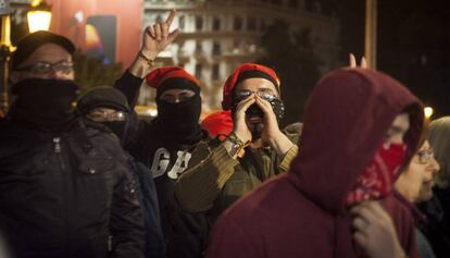 Manifestants constitucionalistes dilluns a Barcelona.